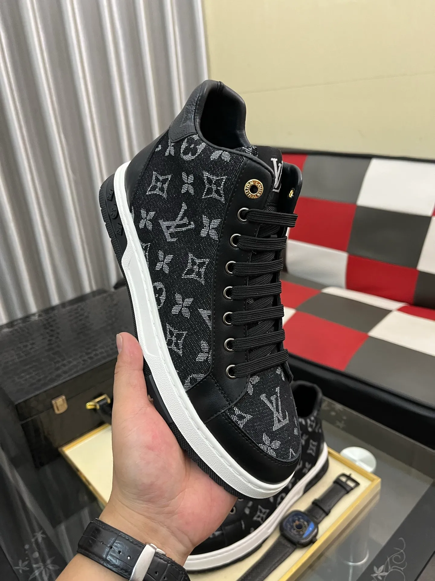 Men's shoes 💰420⌚️⌚️《Louis vuitton/LV Louis Vuitton》original quality.~ Unique modern style sneakers. 🏃A must-have casual shoe for trendy men😍😍 Original brand imported from Italy, imported original leather, cowhide lining (refuses to discolor and grind feet) sole: original sole provided by the original factory, French lazy style design ⚠️Fit to the feet, original quality, super comfortable original sole. Code number: 38-442️⃣Colors available